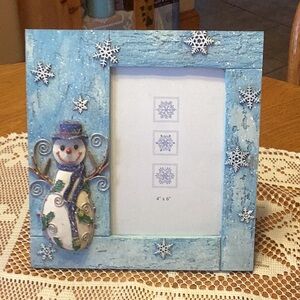 Snowman picture frame with snow flakes for a 4x6 picture in good condition